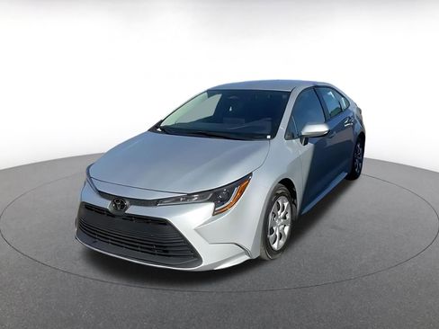 Used 2025 Toyota Corolla LE image 7