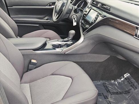 Used 2018 Toyota Camry LE image 19