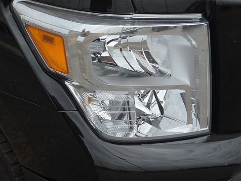 Used 2023 Nissan Titan SV AWD/4WD image 10