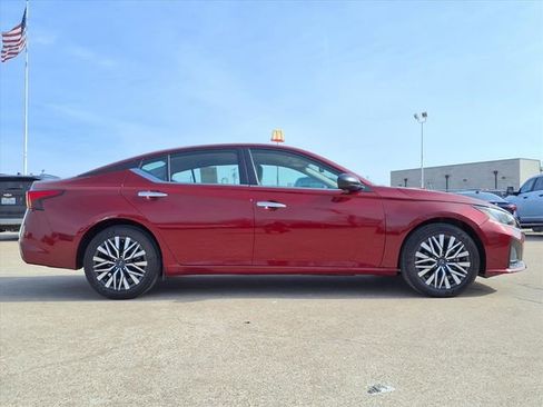 Used 2025 Nissan Altima 2.5 SV image 4