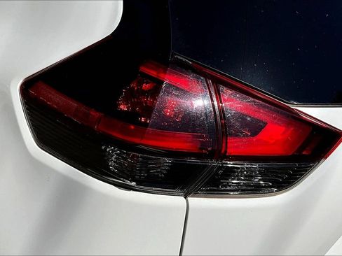 Used 2020 Nissan Rogue SV AWD/4WD image 19
