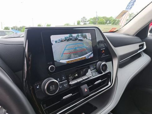 Used 2023 Toyota Highlander XLE AWD/4WD image 17