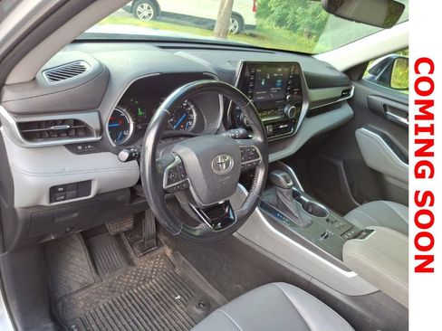 Used 2021 Toyota Highlander XLE AWD/4WD image 10