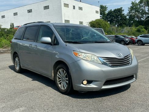 Used 2012 Toyota Sienna XLE FWD image 4