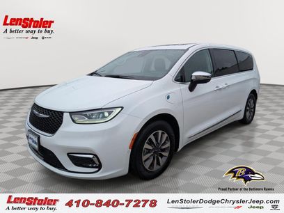 Used 2023 Chrysler Pacifica Limited w/ Uconnect Theater Family Group