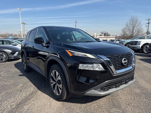 Used 2022 Nissan Rogue SV image 3