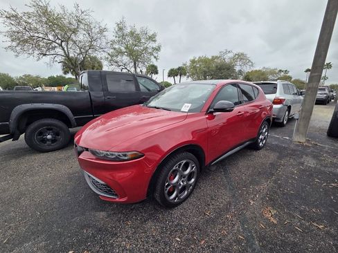 Used 2025 Alfa Romeo Tonale w/ Premium Package image 4