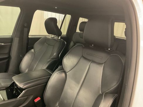Used 2023 Jeep Grand Cherokee Overland w/ Luxury Tech Group IV AWD/4WD image 10