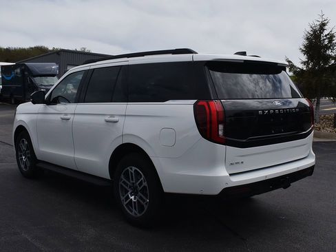 Used 2025 Ford Expedition Active AWD/4WD image 2