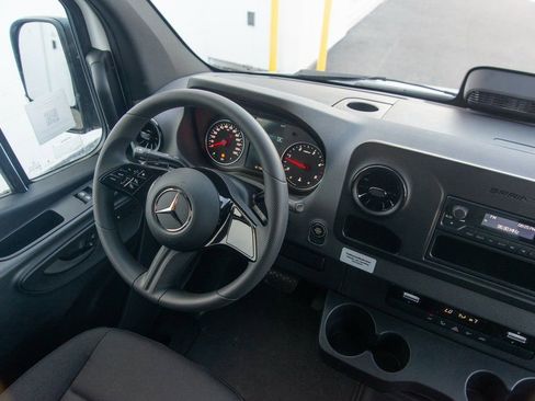 Used 2025 Mercedes-Benz Sprinter 2500 image 28