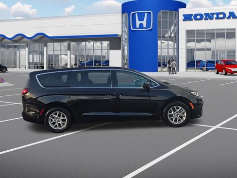 Used 2024 Chrysler Pacifica Touring-L FWD image 10