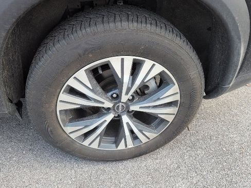 Used 2023 Nissan Rogue SV image 3