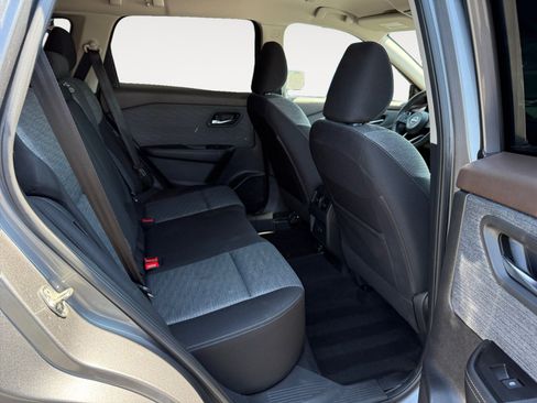 Used 2023 Nissan Rogue SV FWD image 18