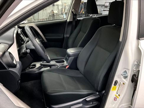 Used 2018 Toyota RAV4 LE w/ Carpet Mat Package image 7