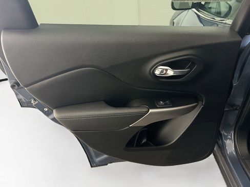 Used 2021 Jeep Cherokee Limited AWD/4WD image 27