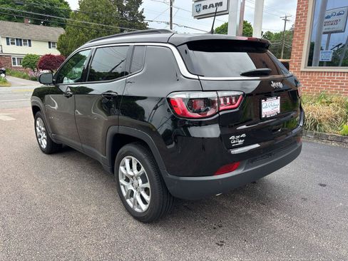 Used 2024 Jeep Compass Latitude w/ Sun and Sound Group AWD/4WD image 4