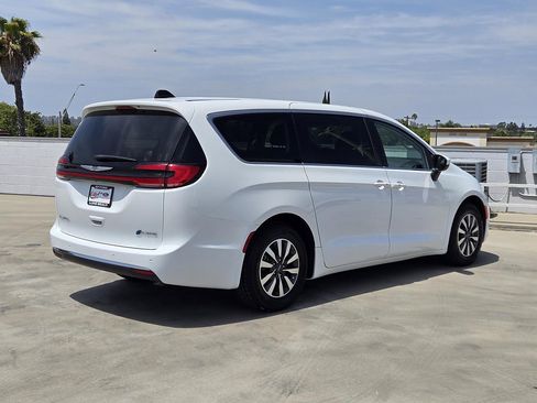 Used 2023 Chrysler Pacifica Touring-L FWD image 4