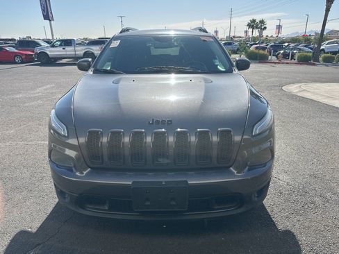 Used 2018 Jeep Cherokee Latitude w/ Altitude Package FWD image 10
