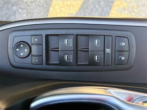 Used 2020 Jeep Cherokee Latitude Plus w/ Cold Weather Group image 18