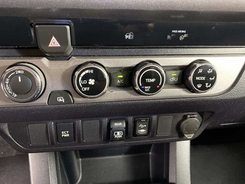 Used 2018 Toyota Tacoma SR5 AWD/4WD image 21