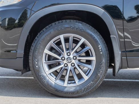 Used 2019 Toyota Highlander XLE AWD/4WD image 30