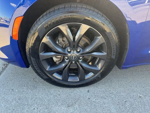 Used 2020 Chrysler Pacifica Touring w/ S Appearance Package image 11