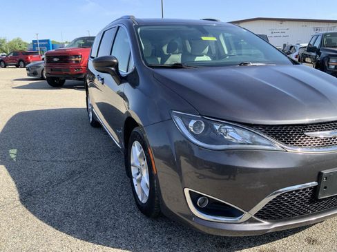 Used 2018 Chrysler Pacifica Touring-L Plus w/ Tire & Wheel Group FWD image 10