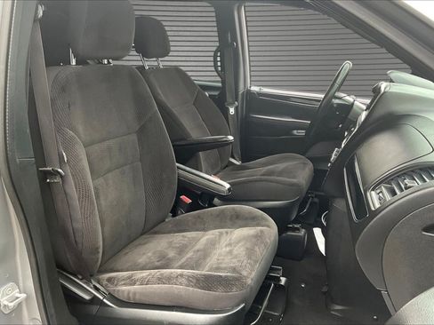 Used 2018 Dodge Grand Caravan SE FWD image 27