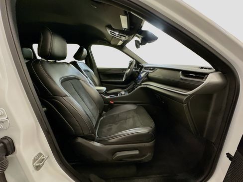 Used 2024 Jeep Grand Cherokee L Laredo image 33