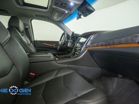 Used 2017 Cadillac Escalade Luxury AWD/4WD image 42