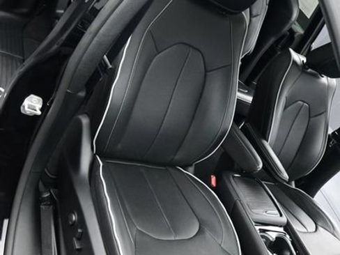 Used 2026 Chrysler Pacifica Limited FWD image 18