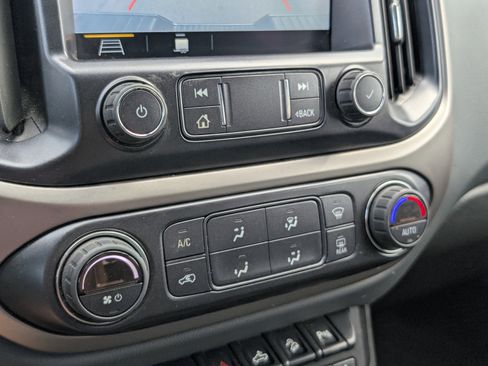 Used 2022 Chevrolet Colorado Z71 AWD/4WD image 17