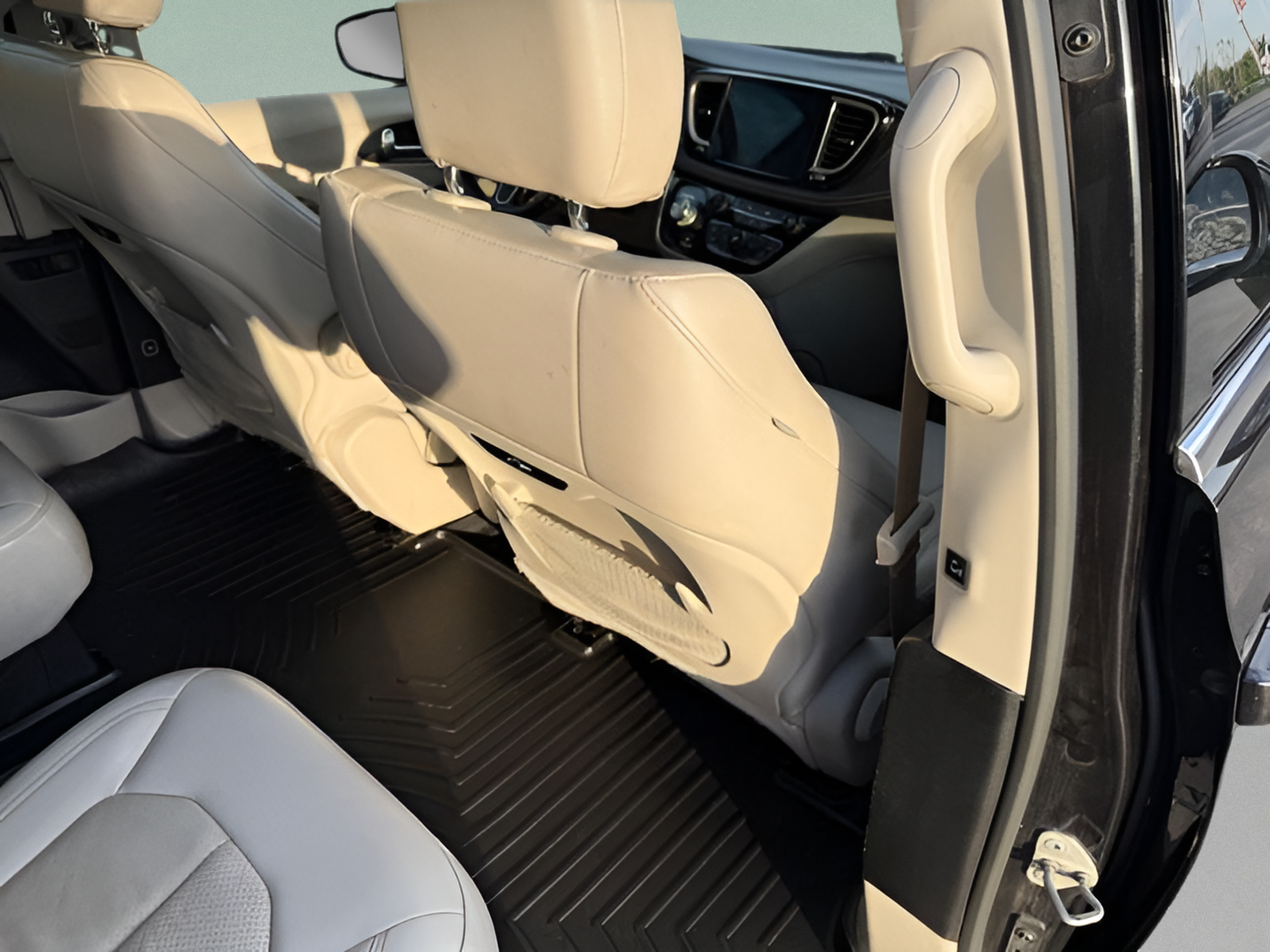 Used 2021 Chrysler Pacifica Touring-L FWD image 12