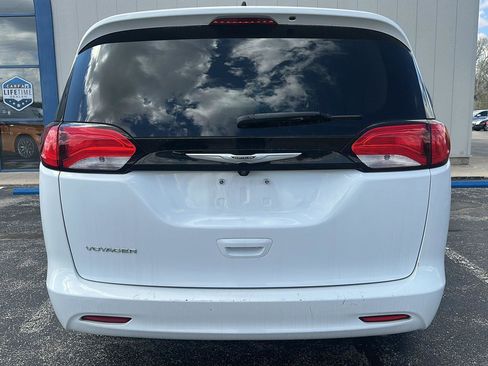 Used 2022 Chrysler Voyager LX image 6