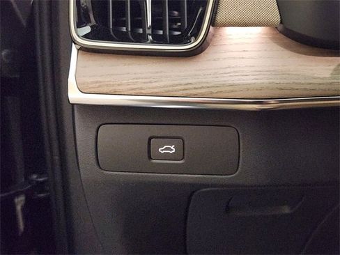 New 2026 Volvo XC90 B5 Plus w/ Protection Package Premier image 22