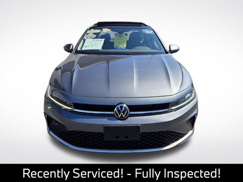Used 2025 Volkswagen Jetta SE FWD image 3