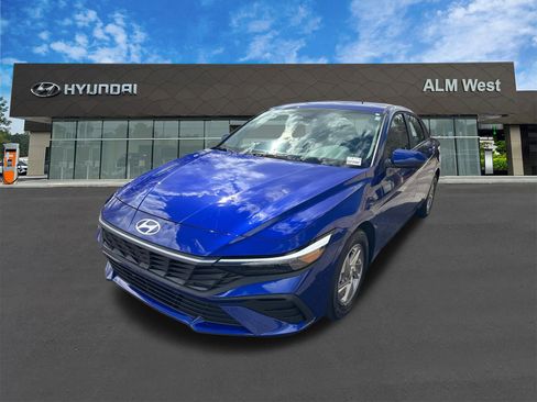 Used 2025 Hyundai Elantra SE image 1