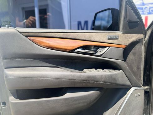 Used 2019 Cadillac Escalade ESV Luxury AWD/4WD image 34