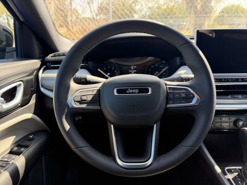 Used 2025 Jeep Compass Limited image 29