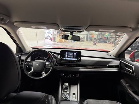 Used 2024 Mitsubishi Outlander SE image 23