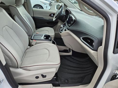 Used 2017 Chrysler Pacifica Limited image 10