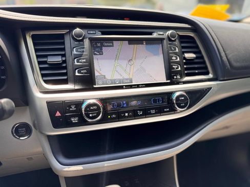 Used 2019 Toyota Highlander XLE AWD/4WD image 16