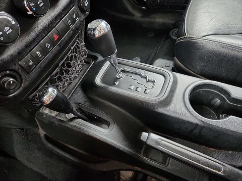 Used 2017 Jeep Wrangler Unlimited Rubicon w/ Connectivity Group AWD/4WD image 12