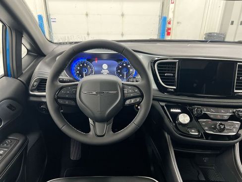 New 2026 Chrysler Pacifica Limited image 11