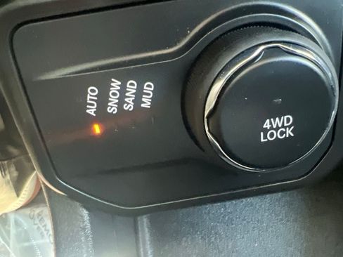 Used 2023 Jeep Renegade Latitude w/ Premium Group AWD/4WD image 29