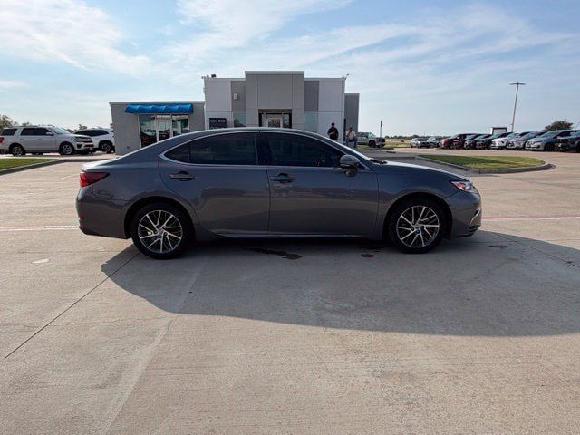 Used 2017 Lexus ES 350 w/ Luxury Package FWD image 2