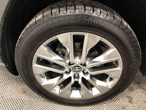 Used 2021 Toyota RAV4 XLE Premium AWD/4WD image 28