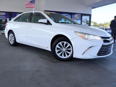 Used 2015 Toyota Camry LE image 3