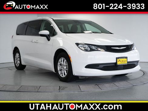 Used 2023 Chrysler Voyager LX image 1