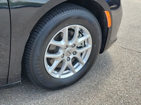 Used 2023 Chrysler Pacifica Touring-L FWD image 5